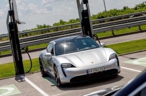 Porsche планирует установить 100 брендированных зарядных станций в Украине