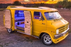 Dodge из 70-х с кроватью и мини-баром