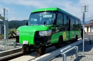 Изобретая колесо: в Японии представили автобус, который за 15 секунд превращается в поезд
