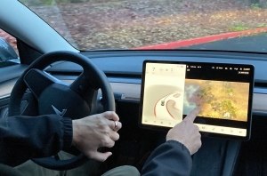 Только рули: Tesla заблокирует доступ к видеоиграм во время езды