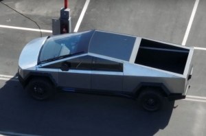 Серийный Cybertruck впервые попал на фото и видео