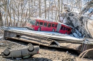 Это не кино: в США рухнул мост с машинами