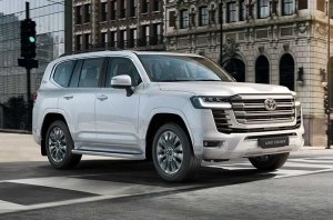 Китайский боди-кит превращает Land Cruiser 200 в «трехсотку»