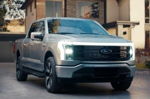 Ford намерен увеличить производство электрических пикапов в два раза Ford намерен увеличить производство электрических пикапов в два раза