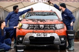 Марка Dacia представила первую в мире бесплатную грязевую ванну для внедорожников