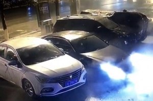 Автомобильный паркур: автомобиль упал на парковку и приземлился точно на свободное место