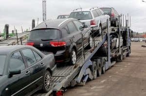 В Раде предложили повысить акциз на дорогие автомобили и удешевить растаможку социального транспорта